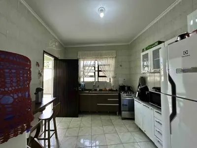 Casa - Térrea com 3 quartos (sendo 1 suite(s)) a 300,00 metros praia.