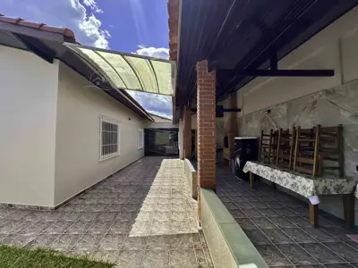 Casa - Térrea com 3 quartos (sendo 1 suite(s)) a 300,00 metros praia.