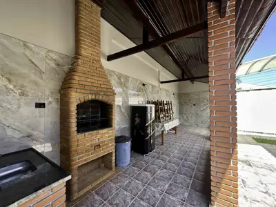 Casa - Térrea com 3 quartos (sendo 1 suite(s)) a 300,00 metros praia.