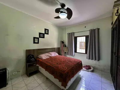 Casa - Térrea com 3 quartos (sendo 1 suite(s)) a 300,00 metros praia.