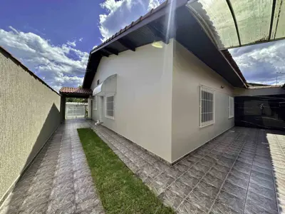 Casa - Térrea com 3 quartos (sendo 1 suite(s)) a 300,00 metros praia.