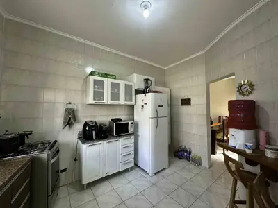 Casa - Térrea com 3 quartos (sendo 1 suite(s)) a 300,00 metros praia.