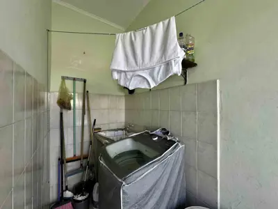 Casa - Térrea com 3 quartos (sendo 1 suite(s)) a 300,00 metros praia.