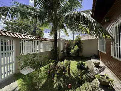 Casa - Térrea com 3 quartos (sendo 1 suite(s)) a 300,00 metros praia.