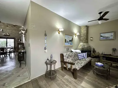 Casa - Sobrado com 3 quartos (sendo 1 suite(s)) a 500,00 metros praia.