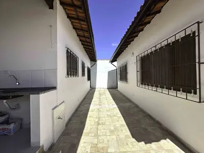 Casa - Térrea com Edícula com 2 quartos (sendo 0 suite(s)) a 800,00 metros praia.