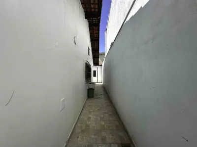 Casa - Térrea com Edícula com 2 quartos (sendo 0 suite(s)) a 800,00 metros praia.