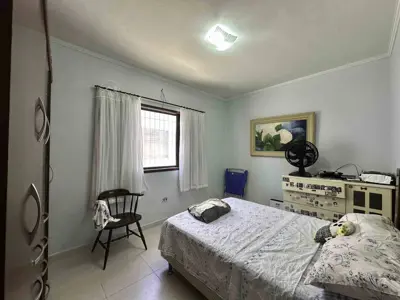 Casa - Térrea com Edícula com 2 quartos (sendo 0 suite(s)) a 800,00 metros praia.