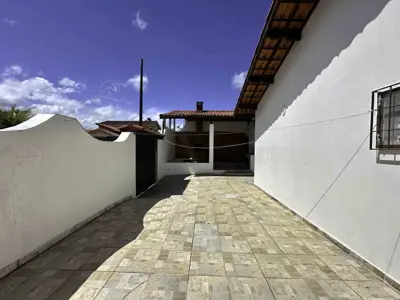 Casa - Térrea com Edícula com 2 quartos (sendo 0 suite(s)) a 800,00 metros praia.