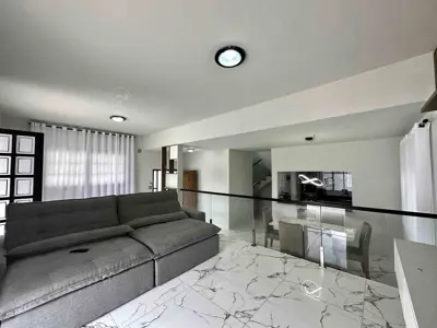 Casa - Sobrado com 3 quartos (sendo 3 suite(s)) a 700,00 metros praia.