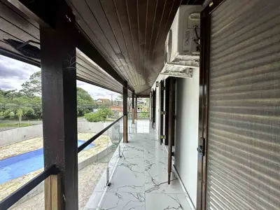 Casa - Sobrado com 3 quartos (sendo 3 suite(s)) a 700,00 metros praia.