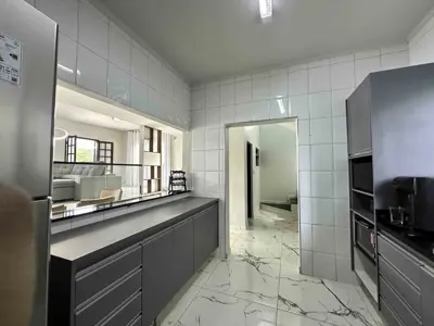 Casa - Sobrado com 3 quartos (sendo 3 suite(s)) a 700,00 metros praia.