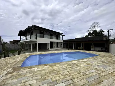 Casa - Sobrado com 3 quartos (sendo 3 suite(s)) a 700,00 metros praia.