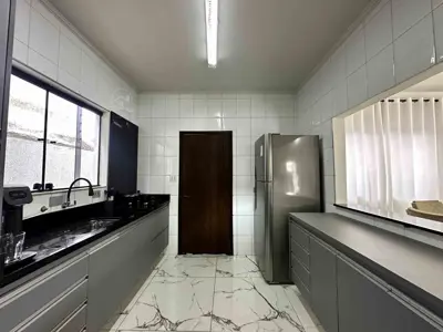 Casa - Sobrado com 3 quartos (sendo 3 suite(s)) a 700,00 metros praia.