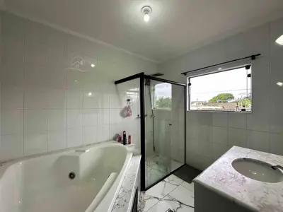 Casa - Sobrado com 3 quartos (sendo 3 suite(s)) a 700,00 metros praia.