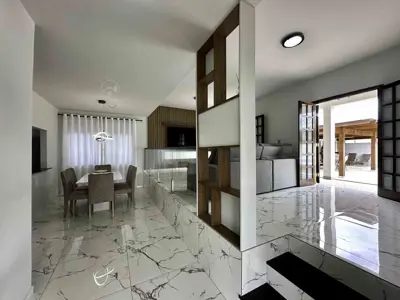 Casa - Sobrado com 3 quartos (sendo 3 suite(s)) a 700,00 metros praia.