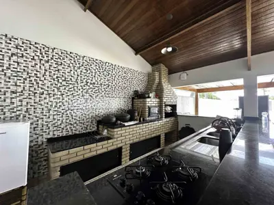 Casa - Sobrado com 3 quartos (sendo 3 suite(s)) a 700,00 metros praia.