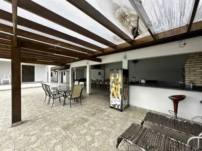 Casa - Sobrado com 3 quartos (sendo 3 suite(s)) a 700,00 metros praia.