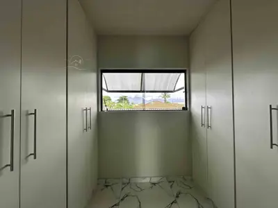 Casa - Sobrado com 3 quartos (sendo 3 suite(s)) a 700,00 metros praia.