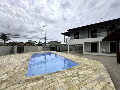 Casa - Sobrado com 3 quartos (sendo 3 suite(s)) a 700,00 metros praia.