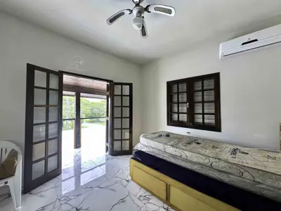 Casa - Sobrado com 3 quartos (sendo 3 suite(s)) a 700,00 metros praia.