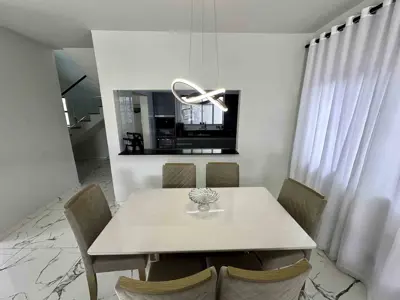 Casa - Sobrado com 3 quartos (sendo 3 suite(s)) a 700,00 metros praia.