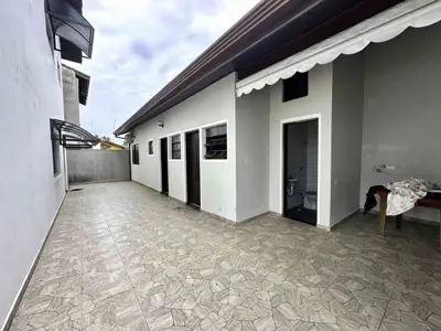 Casa - Sobrado com 3 quartos (sendo 3 suite(s)) a 700,00 metros praia.