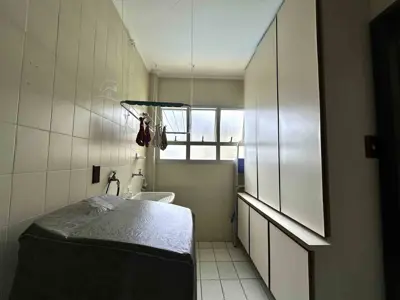 Apartamento - Amplo com 3 quartos (sendo 1 suite(s)) a 600,00 metros praia.