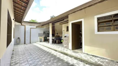 Casa - Térrea com 3 quartos (sendo 1 suite(s)) a 1200,00 metros praia.