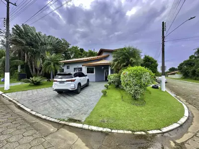 Casa - Térrea com 5 quartos (sendo 5 suite(s)) a 2,00 metros praia.