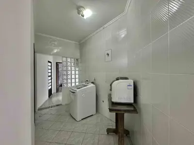 Casa - Térrea com 5 quartos (sendo 5 suite(s)) a 2,00 metros praia.