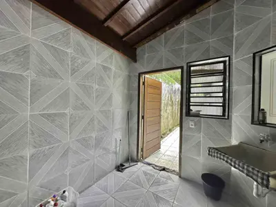 Casa - Térrea com 5 quartos (sendo 5 suite(s)) a 2,00 metros praia.