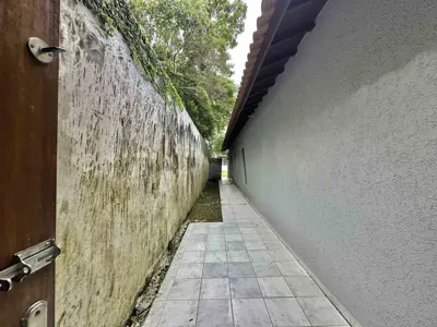 Casa - Térrea com 5 quartos (sendo 5 suite(s)) a 2,00 metros praia.