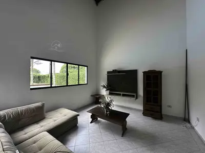 Casa - Térrea com 5 quartos (sendo 5 suite(s)) a 2,00 metros praia.