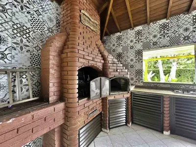 Casa - Térrea com 5 quartos (sendo 5 suite(s)) a 2,00 metros praia.