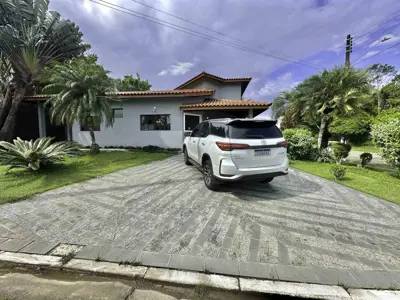 Casa - Térrea com 5 quartos (sendo 5 suite(s)) a 2,00 metros praia.