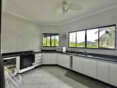 Casa - Térrea com 5 quartos (sendo 5 suite(s)) a 2,00 metros praia.