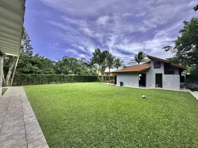 Casa - Térrea com 5 quartos (sendo 5 suite(s)) a 2,00 metros praia.