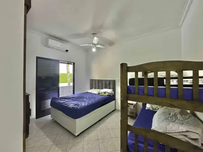 Casa - Térrea com 5 quartos (sendo 5 suite(s)) a 2,00 metros praia.