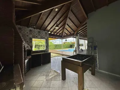 Casa - Térrea com 5 quartos (sendo 5 suite(s)) a 2,00 metros praia.