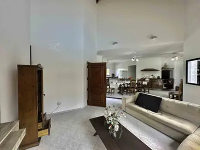 Casa - Térrea com 5 quartos (sendo 5 suite(s)) a 2,00 metros praia.