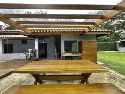 Casa - Térrea com 5 quartos (sendo 5 suite(s)) a 2,00 metros praia.