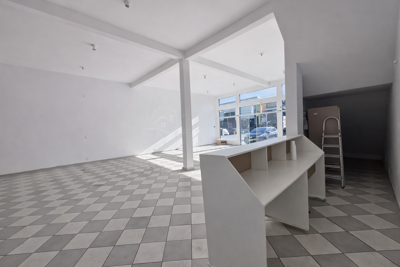 Comercial - Salão de Esquina com  quartos  a 400,00 metros praia.