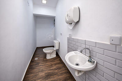 Comercial - Salão de Esquina com  quartos  a 400,00 metros praia.