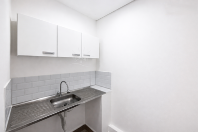 Comercial - Salão de Esquina com  quartos  a 400,00 metros praia.