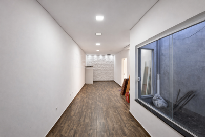 Comercial - Salão de Esquina com  quartos  a 400,00 metros praia.