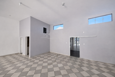 Comercial - Salão de Esquina com  quartos  a 400,00 metros praia.