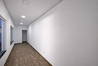 Comercial - Salão de Esquina com  quartos  a 400,00 metros praia.