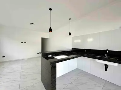 Casa - Térrea com 2 quartos (sendo 1 suite(s)) a 2000,00 metros praia.