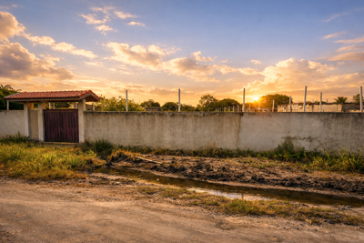 Terreno - Amplo com  quartos  a 2500,00 metros praia.